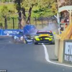 Na snímke: Vo chvíli, keď sa Volkswagen Scirocco Richarda Barrama (vľavo) zrazí s Camarom Granta Denyera počas nedeľných 6-hodinových pretekov Bathurst.