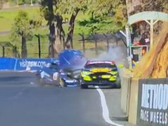 Pozrite sa na moment, keď je Grant Denyer hospitalizovaný pri desivej autonehode Na snímke: Vo chvíli, keď sa Volkswagen Scirocco Richarda Barrama (vľavo) zrazí s Camarom Granta Denyera počas nedeľných 6-hodinových pretekov Bathurst.