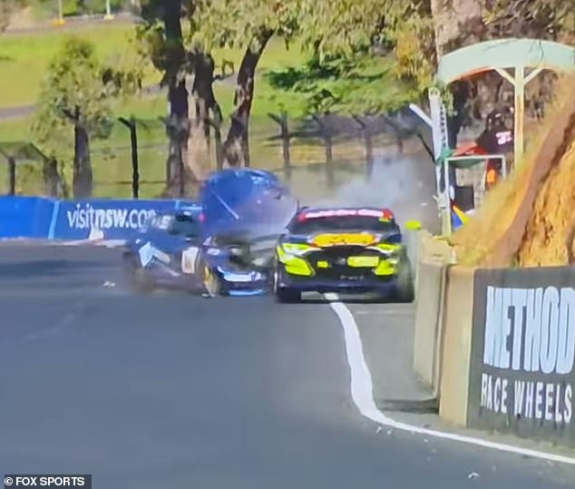 Pozrite sa na moment, keď je Grant Denyer hospitalizovaný pri Na snímke: Vo chvíli, keď sa Volkswagen Scirocco Richarda Barrama (vľavo) zrazí s Camarom Granta Denyera počas nedeľných 6-hodinových pretekov Bathurst.