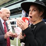 Na snímke: Moment, keď hviezda Sedem Emma Freedman šokovane cúvne po tom, čo Gerry Harvey (vľavo) vypustil slovo F po tom, čo jeho kôň v sobotu vyhral v Randwicku