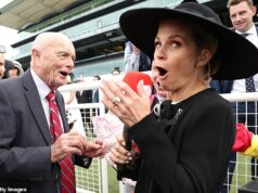 Pozrite sa na moment, keď jeden z najbohatších mužov v Austrálii vydesil hviezdu Channel Seven výbuchom F-bomby v priamom televíznom prenose Na snímke: Moment, keď hviezda Sedem Emma Freedman šokovane cúvne po tom, čo Gerry Harvey (vľavo) vypustil slovo F po tom, čo jeho kôň v sobotu vyhral v Randwicku