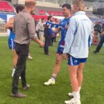 Princ Harry si rád púšťa vlasy – a po tom, čo sa v stredu stretol s niekoľkými hviezdami Western Bulldogs, sa bývalý kráľovský pár rýchlo opýtal, kde je najbližšia krčma.