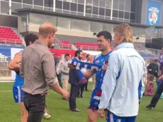 Pozrite sa na moment, keď princ Harry položil hviezdam AFL VEĽMI Austrálčanov otázku, než mu dali prekvapivé hodnotenie za jeho schopnosti kopať do kopačky Princ Harry si rád púšťa vlasy – a po tom, čo sa v stredu stretol s niekoľkými hviezdami Western Bulldogs, sa bývalý kráľovský pár rýchlo opýtal, kde je najbližšia krčma.