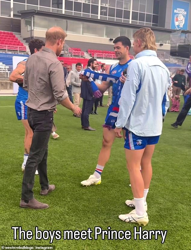 Pozrite sa na moment, keď princ Harry položil hviezdam AFL Princ Harry si rád púšťa vlasy – a po tom, čo sa v stredu stretol s niekoľkými hviezdami Western Bulldogs, sa bývalý kráľovský pár rýchlo opýtal, kde je najbližšia krčma.