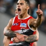 Vychádzajúca hviezda St Kilda Hugo Garcia si na oslavu svojho gólu na Gather Round v Adelaide vybral klasickú austrálsku pieseň