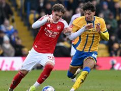 Pre stredopoliara Tottenhamu sa sezóna skončila, pretože nové vážne zranenie ho vyradí z hry na niekoľko mesiacov George Abbott (vpravo), proti Maxovi Dowmanovi z Arsenalu v tomto roku v FA Cupe, utrpel zranenie štvorkolky