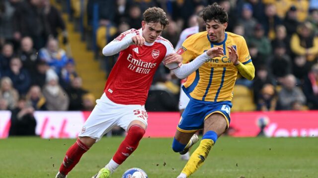 George Abbott (vpravo), proti Maxovi Dowmanovi z Arsenalu v tomto roku v FA Cupe, utrpel zranenie štvorkolky