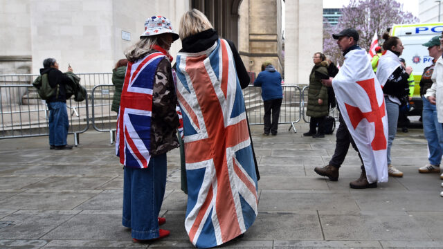 Prečo britská krajná pravica oslavuje svätca uctievaného v Palestíne | Protesty
