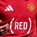 MANCHESTER, ANGLICKO – 11. MÁJ: Detail sponzorskej značky špeciálnej edície trička „RED“ počas zápasu Premier League medzi Manchester United FC a West Ham United FC na Old Trafford 11. mája 2025 v Manchestri v Anglicku. (Foto: Marc Atkins/Getty Images)