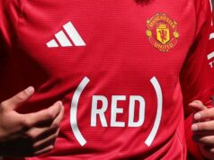 Prečo má Man Utd v zápase Brentford Premier League na sebe iného sponzora MANCHESTER, ANGLICKO – 11. MÁJ: Detail sponzorskej značky špeciálnej edície trička „RED“ počas zápasu Premier League medzi Manchester United FC a West Ham United FC na Old Trafford 11. mája 2025 v Manchestri v Anglicku. (Foto: Marc Atkins/Getty Images)