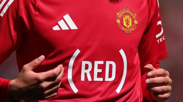 MANCHESTER, ANGLICKO – 11. MÁJ: Detail sponzorskej značky špeciálnej edície trička „RED“ počas zápasu Premier League medzi Manchester United FC a West Ham United FC na Old Trafford 11. mája 2025 v Manchestri v Anglicku. (Foto: Marc Atkins/Getty Images)