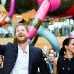 Princ Harry (na fotografii s manželkou Meghan v utorok v Melbourne) je na návšteve v jednom z najpracovnejších tímov AFL.