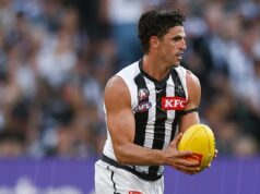 Prečo sú futbaloví fanúšikovia ZÚRENÍ z rozhodnutia AFL nechať hviezdu nosiť oslnivý špeciálny dres na počesť svojho rekordného zápasu Footy fanúšikovia kritizovali rozhodnutie AFL umožniť hviezde Pies Scottovi Pendleburymu nosiť na drese oslňujúce zlato číslo 10 v jeho rekordnom zápase budúci mesiac.