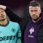 Fanúšik Wolves protestuje s nápisom „Fo$un out“