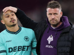 Prečo zostup Wolves prichádzal po pomalom poklese Fanúšik Wolves protestuje s nápisom „Fo$un out“