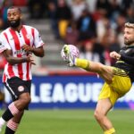 Luke Shaw z Manchestru United a Igor Thiago z Brentfordu počas zápasu Premier League medzi Brentfordom a Manchestrom United na Brentford Community Stadium 27. septembra 2025 v Brentforde v Anglicku.