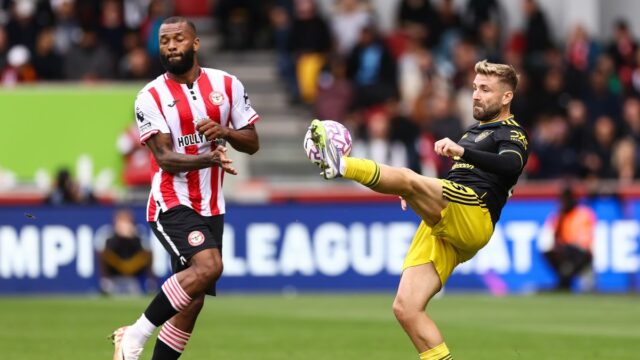 Luke Shaw z Manchestru United a Igor Thiago z Brentfordu počas zápasu Premier League medzi Brentfordom a Manchestrom United na Brentford Community Stadium 27. septembra 2025 v Brentforde v Anglicku. 