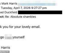 Predseda mimoligového futbalového fanúšika v nepríjemnej e-mailovej hantýrke hovorí futbalovému fanúšikovi „choď do prdele“ kvôli presunu zápasu za odnož klubu Man United Predseda Northern Premier League Mark Harris povedal fanúšikovi jedného z jeho klubov, aby sa „sám do prdele“ pohádal o miesto konania kritického zápasu.