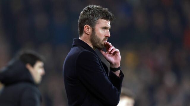 Michael Carrick sa pozerá