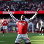 Premier League 2025-26: Nervy Arsenal sa vracia na vrchol, keď Eze spečatil životne dôležité víťazstvo nad Newcastlom