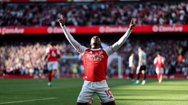 Premier League 2025-26: Nervy Arsenal sa vracia na vrchol, keď Eze spečatil životne dôležité víťazstvo nad Newcastlom
