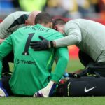 Robert Sanchez z Chelsea dostane lekársku starostlivosť počas semifinálového zápasu Emirates FA Cup medzi Chelsea a Leeds United na štadióne Wembley 26. apríla 2026 v Londýne v Anglicku.