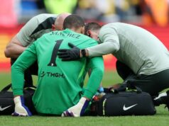 Premier League bola pozvaná na skúšku veľkej zmeny pravidiel hneď po búrke „podvádzania“ Chelsea Robert Sanchez z Chelsea dostane lekársku starostlivosť počas semifinálového zápasu Emirates FA Cup medzi Chelsea a Leeds United na štadióne Wembley 26. apríla 2026 v Londýne v Anglicku.