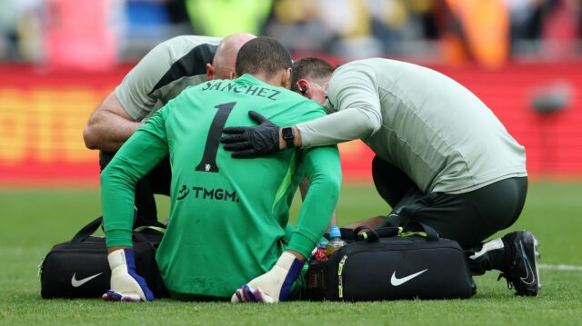 Robert Sanchez z Chelsea dostane lekársku starostlivosť počas semifinálového zápasu Emirates FA Cup medzi Chelsea a Leeds United na štadióne Wembley 26. apríla 2026 v Londýne v Anglicku.