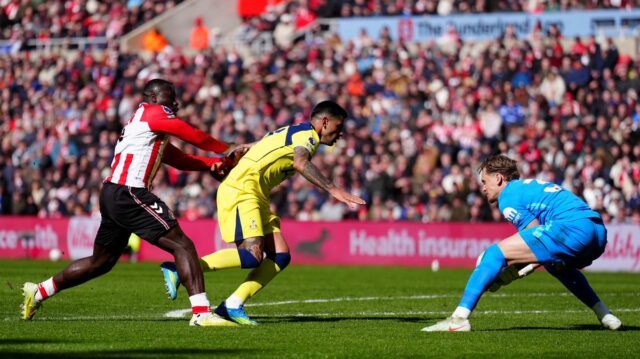 Brian Brobbey strčil do Cristiana Romera