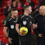 Arne Slot, manažér Liverpoolu, a Curtis Jones z Liverpoolu sa rozprávajú s rozhodcom Chrisom Kavanaghom po zápase Premier League medzi Liverpoolom a Leeds United