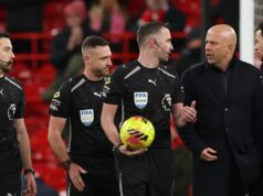 Premier League zakázala trom rozhodcom účasť v zápasoch Evertonu a Liverpoolu Arne Slot, manažér Liverpoolu, a Curtis Jones z Liverpoolu sa rozprávajú s rozhodcom Chrisom Kavanaghom po zápase Premier League medzi Liverpoolom a Leeds United