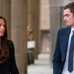 Adam Johnson opúšťa Bradfordský korunný súd so svojou priateľkou Stacey Floundersovou po tom, čo ho vyhodila z doku na jeho súdnom konaní o sexuálnom zneužívaní