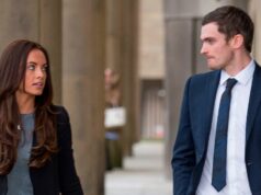 Presvedčivé komentáre priateľky Adama Johnsona k „hrozným“ detailom predtým, ako ho vezme späť Adam Johnson opúšťa Bradfordský korunný súd so svojou priateľkou Stacey Floundersovou po tom, čo ho vyhodila z doku na jeho súdnom konaní o sexuálnom zneužívaní