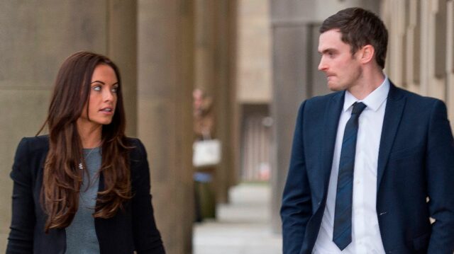 Presvedčivé komentáre priateľky Adama Johnsona k „hrozným“ detailom predtým, ako Adam Johnson opúšťa Bradfordský korunný súd so svojou priateľkou Stacey Floundersovou po tom, čo ho vyhodila z doku na jeho súdnom konaní o sexuálnom zneužívaní