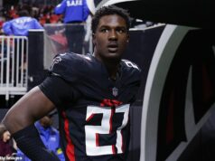 Prípad batérie Jamesa Pearcea Jr. s bývalým hviezdnym hráčom WNBA naberá nový smer, keďže sa objavuje nová dohoda, ktorá by mohla pripraviť cestu k návratu do NFL uprostred obvinení z trestného činu NFL „pozorne monitoruje všetok vývoj“ okolo hviezdy Falcons Jamesa Pearcea Jr