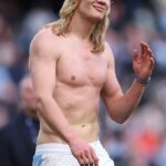 Haaland predvádza svoje zranenia z boja po fyzickom súboji so stredným obrancom Arsenalu Gabrielom