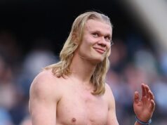 Pripravme sa na rachot: Erling Haaland trvá na tom, že je pripravený bojovať o titul… aj keď jeho priateľka nie je fanúšikom jeho jaziev z bitky! Haaland predvádza svoje zranenia z boja po fyzickom súboji so stredným obrancom Arsenalu Gabrielom