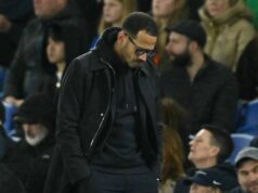 Problémy Chelsea siahajú oveľa hlbšie ako Liam Rosenior – jeho vyhodenie nezmení, kto je na vine BRIGHTON, ANGLICKO - 21. apríla: Liam Rosenior, manažér Chelsea, poďakoval fanúšikom po zápase Premier League medzi Brighton & Hove Albion a Chelsea na Amex Stadium 21. apríla 2026 v Brightone v Anglicku. (Foto: Darren Walsh/Chelsea FC cez Getty Images)