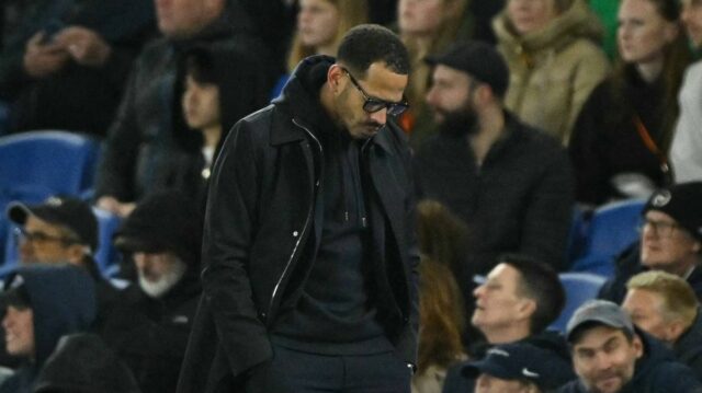 BRIGHTON, ANGLICKO - 21. apríla: Liam Rosenior, manažér Chelsea, poďakoval fanúšikom po zápase Premier League medzi Brighton & Hove Albion a Chelsea na Amex Stadium 21. apríla 2026 v Brightone v Anglicku. (Foto: Darren Walsh/Chelsea FC cez Getty Images)