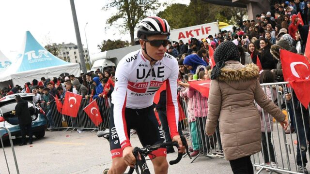 Profesionálny cyklista zomrel na „zdravotné komplikácie“ po havárii v pretekoch, hovorí tím
