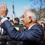 Protestujúci vrhá červenú tekutinu na Rezu Pahlaviho počas návštevy Nemecka | Americko-izraelská vojna proti Iránu