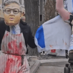 Protestujúci zobrazuje izraelského ministra Bena Gvira zakrvaveného v Štokholme | Správy o konflikte medzi Izraelom a Palestínou