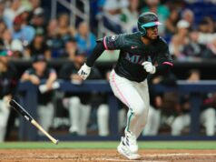 Prskajúci druhý základný muž stojí proti Marlinsovi, obri sa opäť stretávajú MLB: Milwaukee Brewers v Miami Marlins