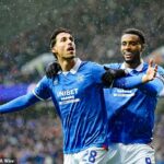 Bojan Miovski oslavuje svoj neskorý gól, vďaka ktorému si Rangers mohli konečne vydýchnuť v Ibroxe