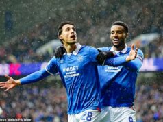 RANGERS 4 DUNDEE UTD 2: Muži Dannyho Rohla dvíhajú tlak na Hearts… ale ak tam chcú zostať, budú sa musieť brániť lepšie. Bojan Miovski oslavuje svoj neskorý gól, vďaka ktorému si Rangers mohli konečne vydýchnuť v Ibroxe