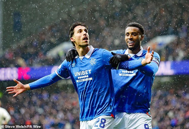 RANGERS 4 DUNDEE UTD 2: Muži Dannyho Rohla dvíhajú tlak Bojan Miovski oslavuje svoj neskorý gól, vďaka ktorému si Rangers mohli konečne vydýchnuť v Ibroxe