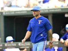 Rangers, Mariners každý líza rany vstupujúce do série na začiatku sezóny MLB: Cincinnati Reds v Texas Rangers