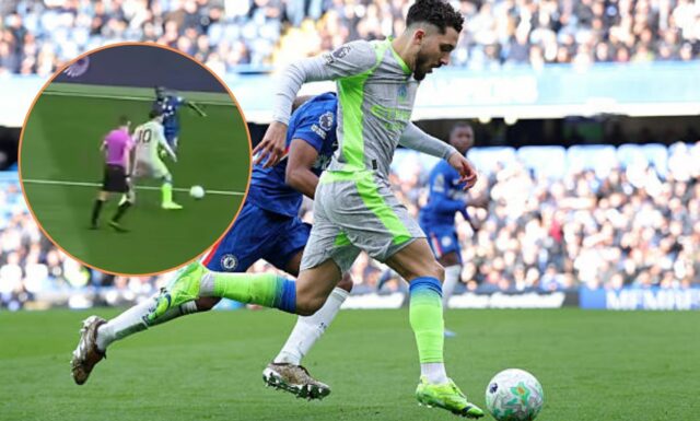 Rayan Cherki ohromuje fanúšikov poburujúcou asistenciou pri víťazstve Man City proti Chelsea
