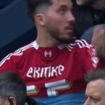 Cherki si na lavičke náhradníkov oblieka tričko Ekitike