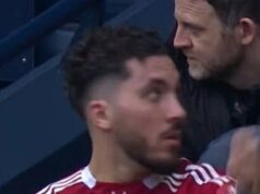 Rayanovi Cherkimu bolo povedané, aby si ZVIAĽIL dres Liverpoolu po tom, čo obťažoval trénerov Man City tým, že si ho obliekol na lavičku po tom, čo sa vymenil s kolegom náhradníkom Hugom Ekitike pri bizarnom incidente – keď fanúšikovia kritizovali útočníka Reds. Cherki si na lavičke náhradníkov oblieka tričko Ekitike